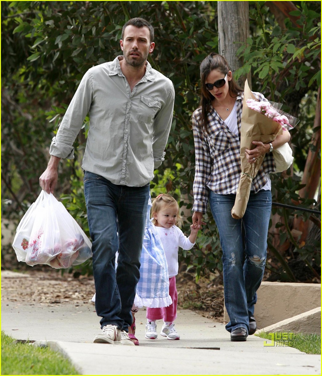 http://2.bp.blogspot.com/_582MWUkxSQk/THzvAA3fbSI/AAAAAAAACq0/1xUyb3zDyCI/s1600/ben-affleck-jennifer-garner-seraphina-violet-farmers-market-08.jpg