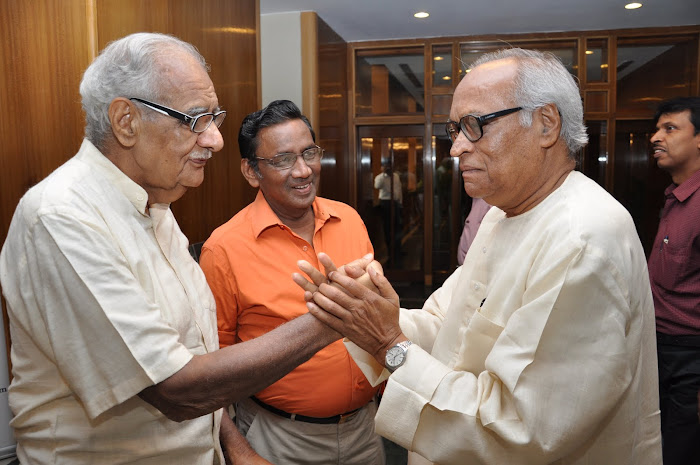 कुलदीप नैयर और प्रभाष जोशी साथ में आनंद स्वरुप वर्मा