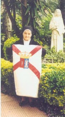 Laura Oyón (1926-2009) con la bandera de Moreda