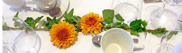 dukning med murgröna och krysantemum