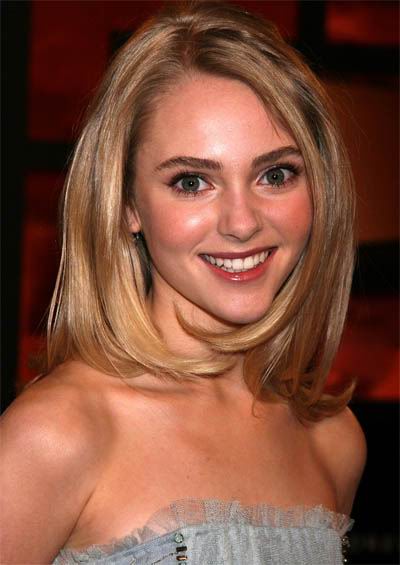 Anna Sophia Robb shoulder length hairstyle