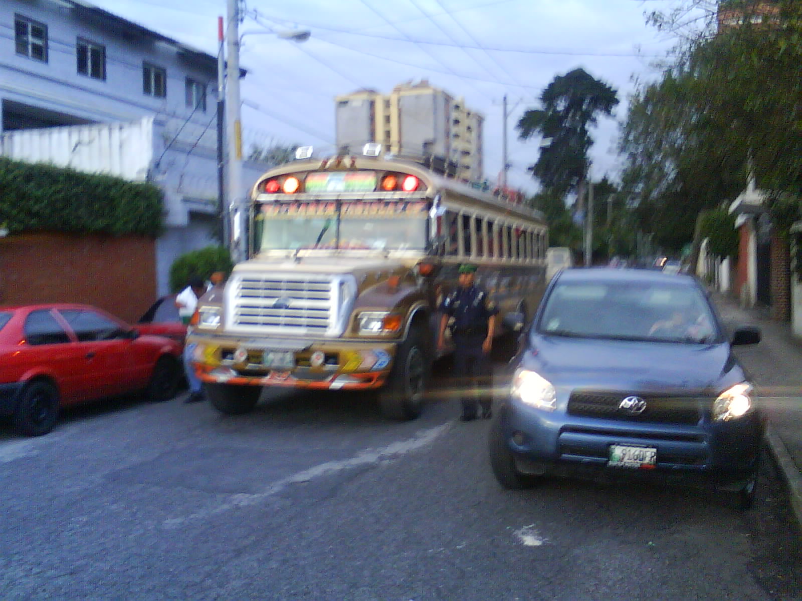 [081010,+bus+contra+la+via.JPG]