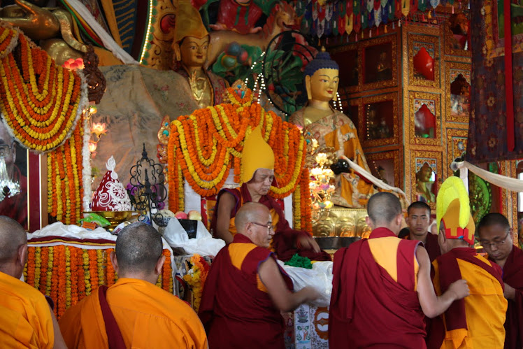 Une cérémonie de longue vie pour Lama Zopa Rinpoché