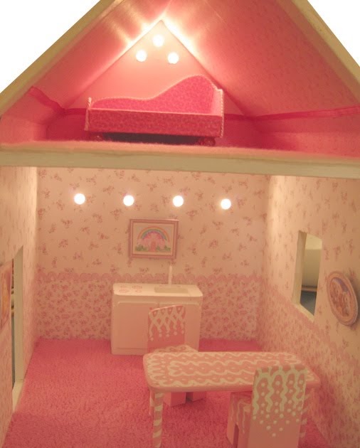 Dollhouse Decorating! A couple of small "studio" dollhouses for you to