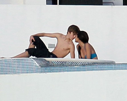 selena gomez and justin bieber at the beach. Justin Bieber selena gomez