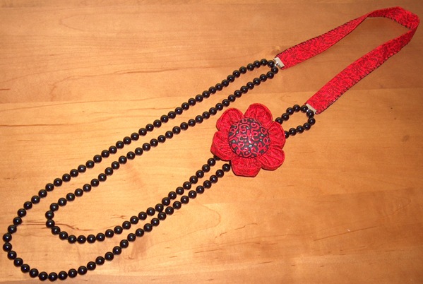 [Flor+vermelha+colar.JPG]