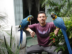 Joaquim com as araras víctor e vitória, mascotes da loja.