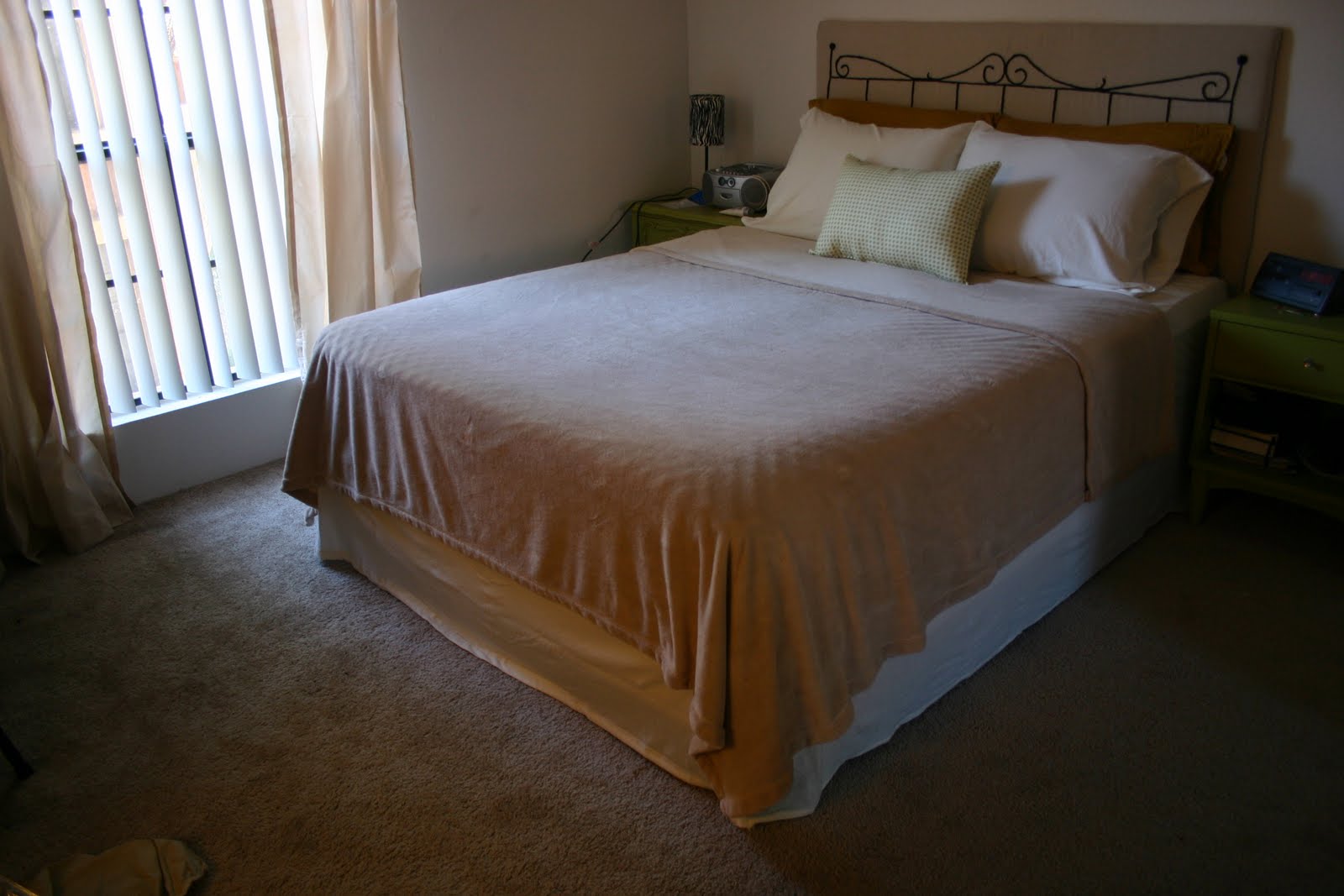 Honeybee Vintage Make a Bedskirt from a Flat Bedsheet