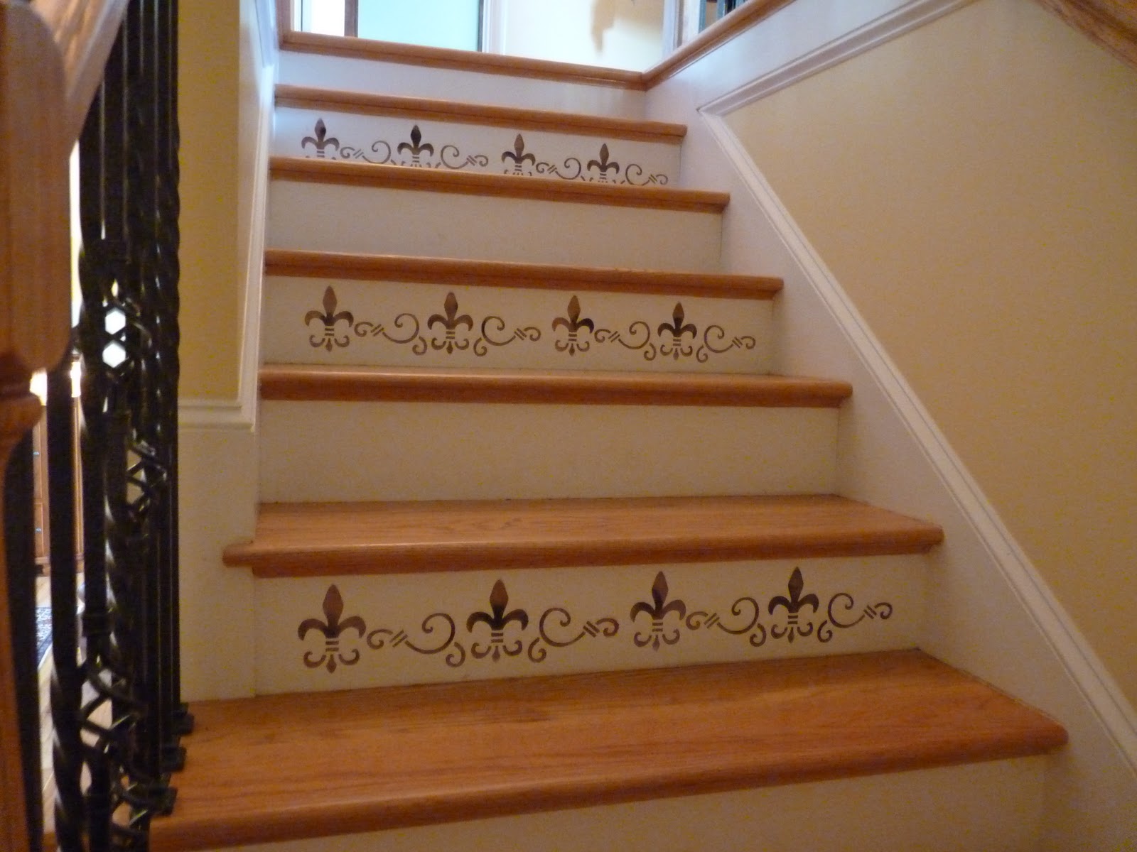 How to stencils stairs Debbiedoo's