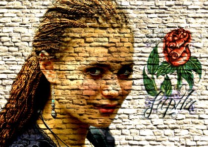 Chica pintada en pared de ladrillo