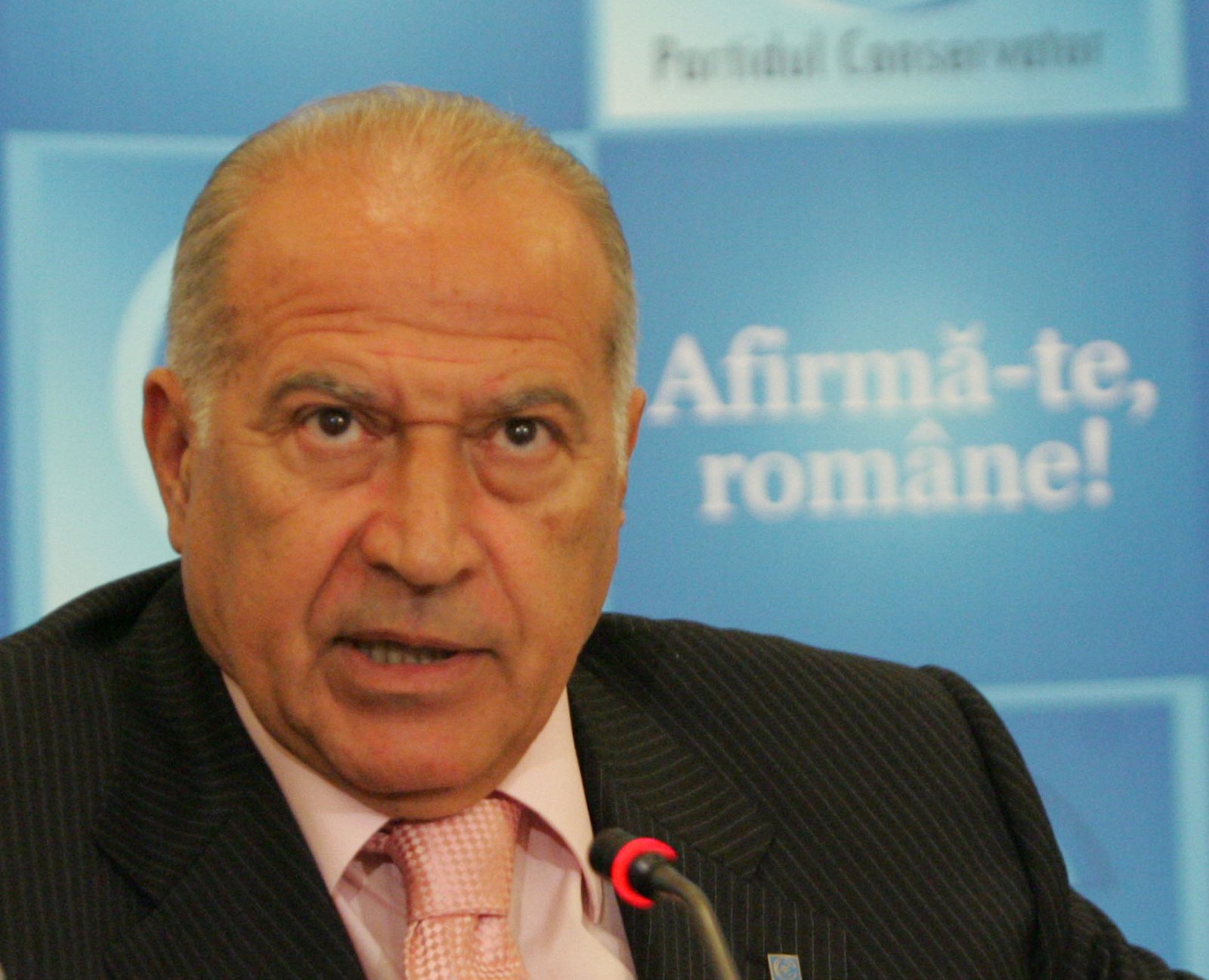 [dan+voiculescu+.jpg]