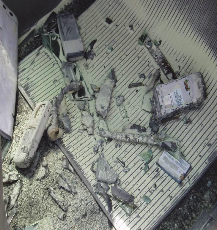 [TELEFON+MOBIL+PE+BORDUL+MASINI4.JPG]