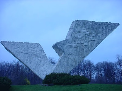 Kragujevac+monument.bmp