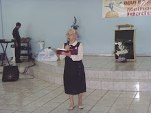 Irmazinha da Igreja Batista adorando ao Senhor