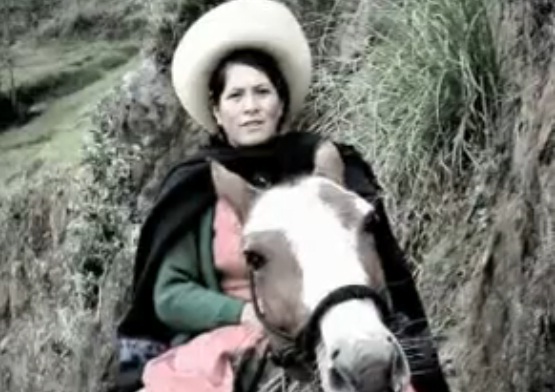 Clinton Fernandez le canta a la  "Mujer Del Campo"