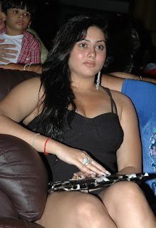 Namitha+Dress+Change+in+Caravan ... namitha kapoor namitha dress change caravan namitha dress change mms