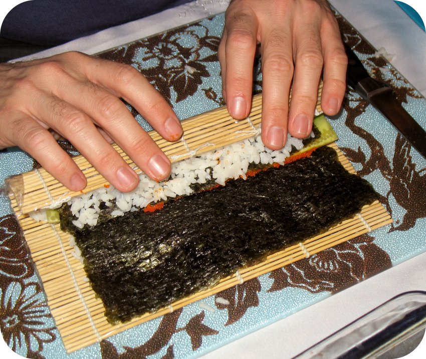 [beFOODled_food+blog_sushi_Japanese+food_making+sushi+rolls_rolling+mat.jpg]