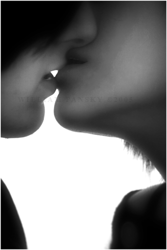 Labios contra labios, en un beso apasionado, de mi boca a la tuya, porque me gustas