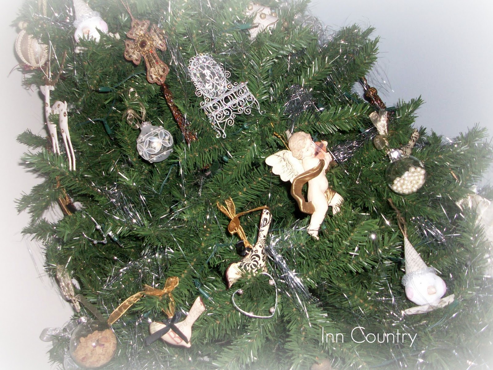 Inn Country Christmas tree trimming