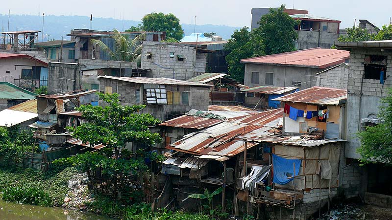 Describe squatter area picture