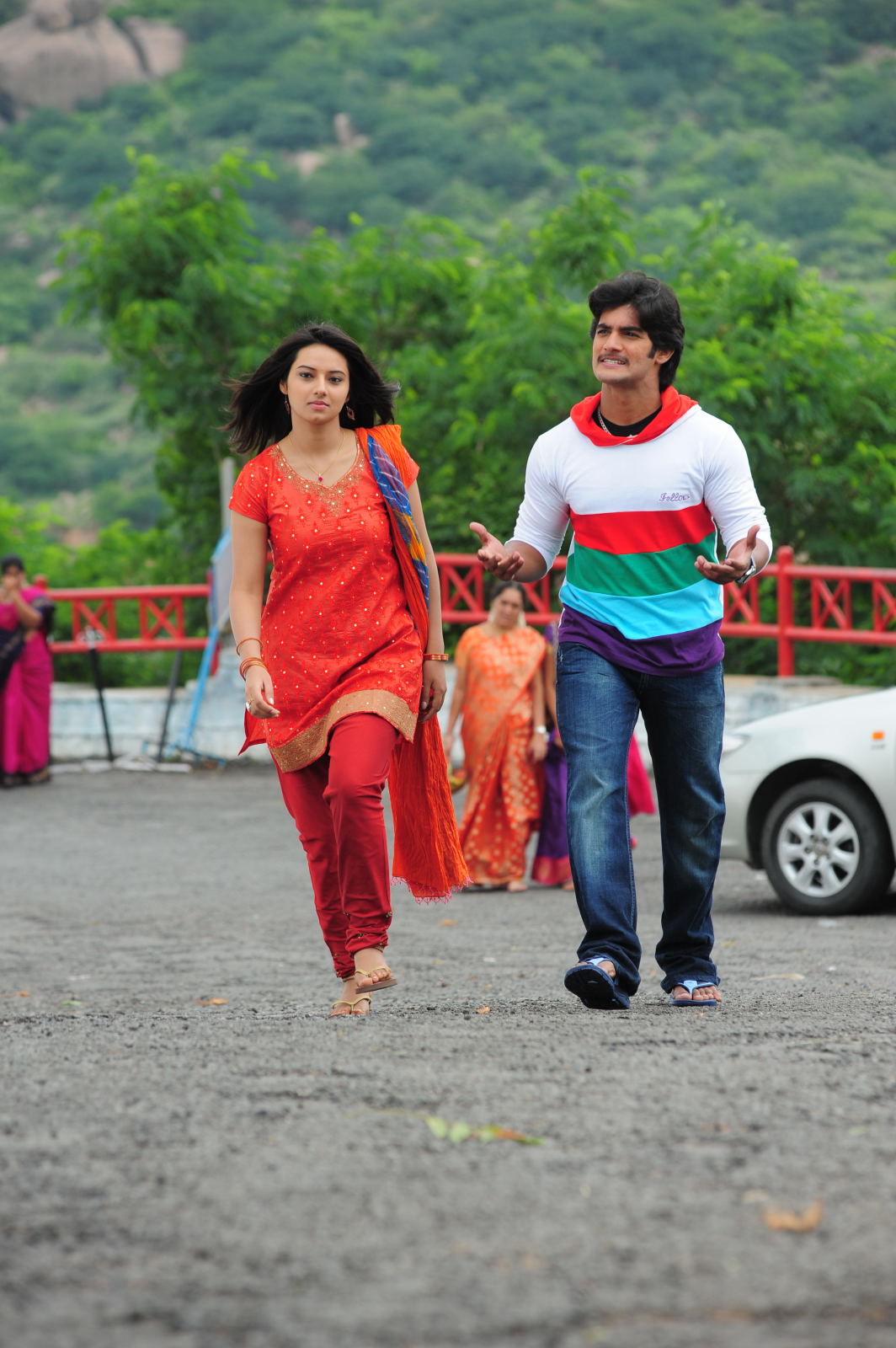 http://2.bp.blogspot.com/_6Vr9b9OoZno/TQxC2rllzRI/AAAAAAAAHOA/udfUnemyISA/s1600/prema_kavali_movie_isha_chawla_aadi_10.JPG