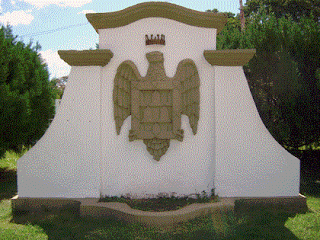 Monumento en la entrada del Parque Mitre