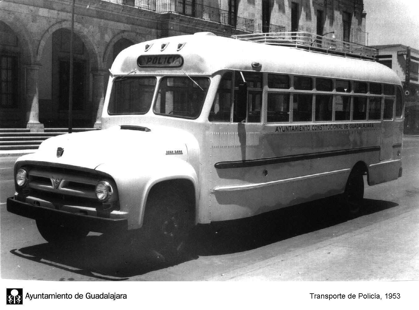 [Transporte+de+Policía,+1953.jpg]