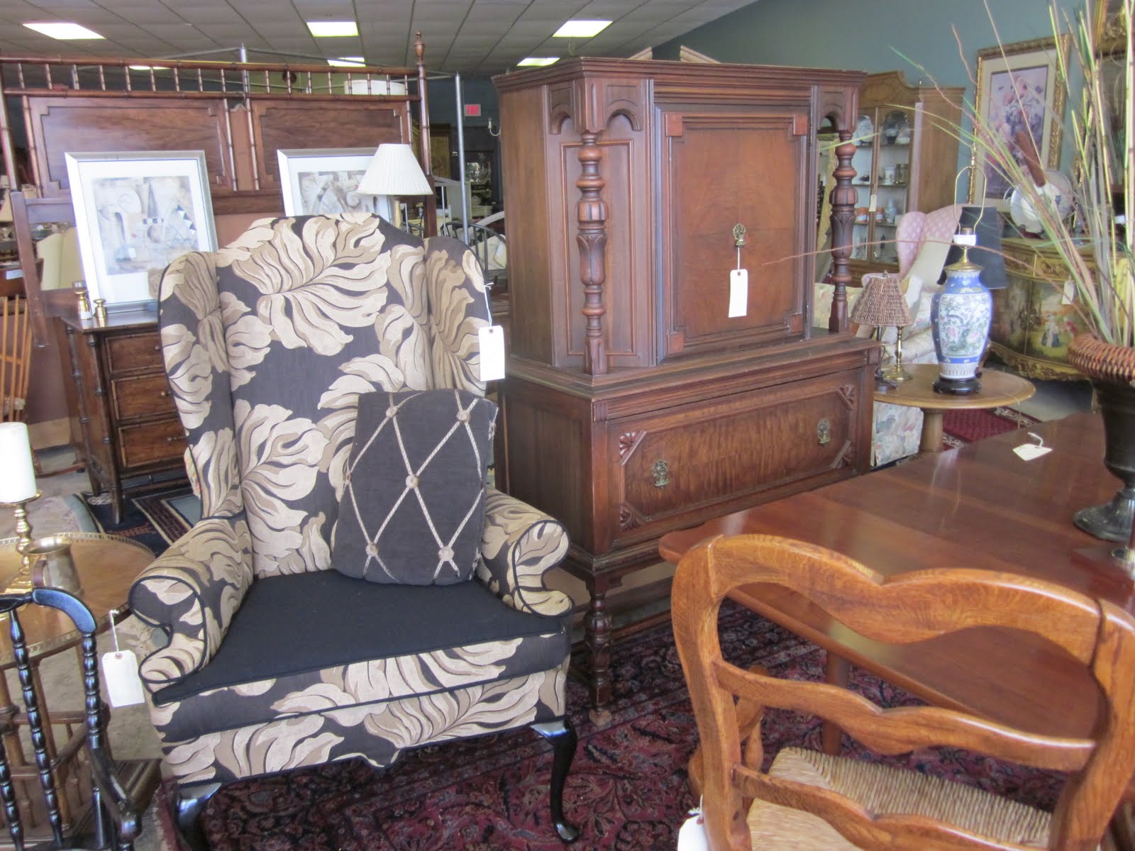 REUSED Consignment Furniture REUSED FURNITURE LIVE AUCTION, WEDNESDAY