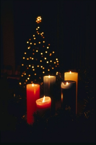 Okićena Božićna jelka i upaljene svijeće za Božić - Božićna slika - download 