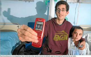 David y Sara mostrando a su bebé en el movil