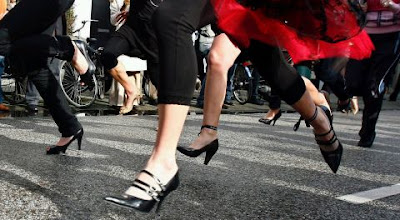 Riesgos de usar tacones altos mujeres