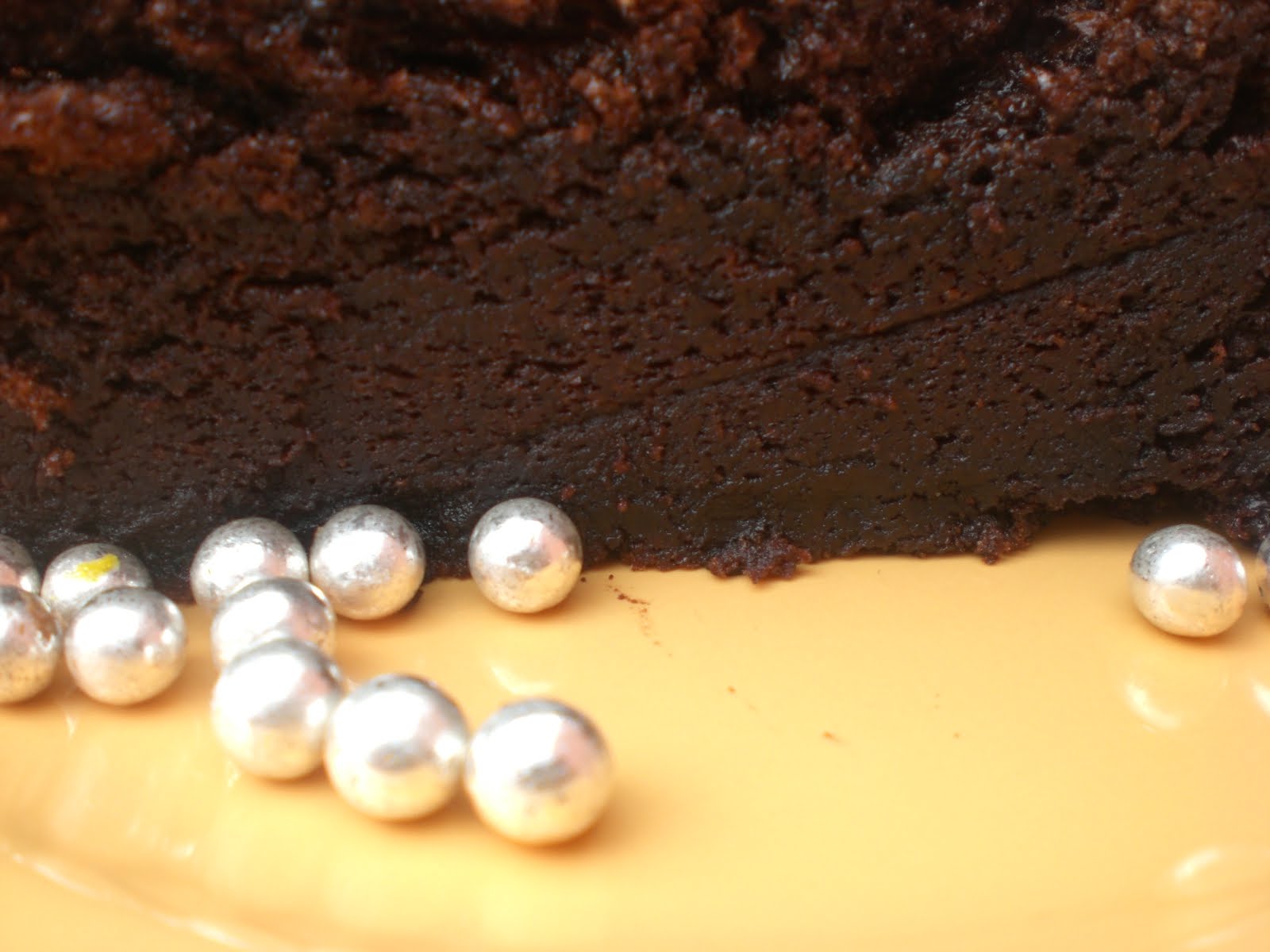 ÇİKOLATA AŞKTIR&hellip;.. NEMLİ, YUMŞACIK TRUFFLE KEK