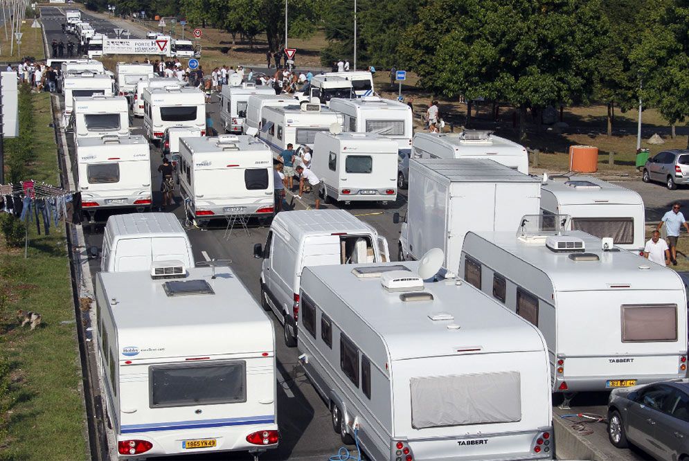 Caravanas+de+gitanos,+en+Burdeos,+protestando+y++pidiendo+que++les+deje+instalarse..jpg