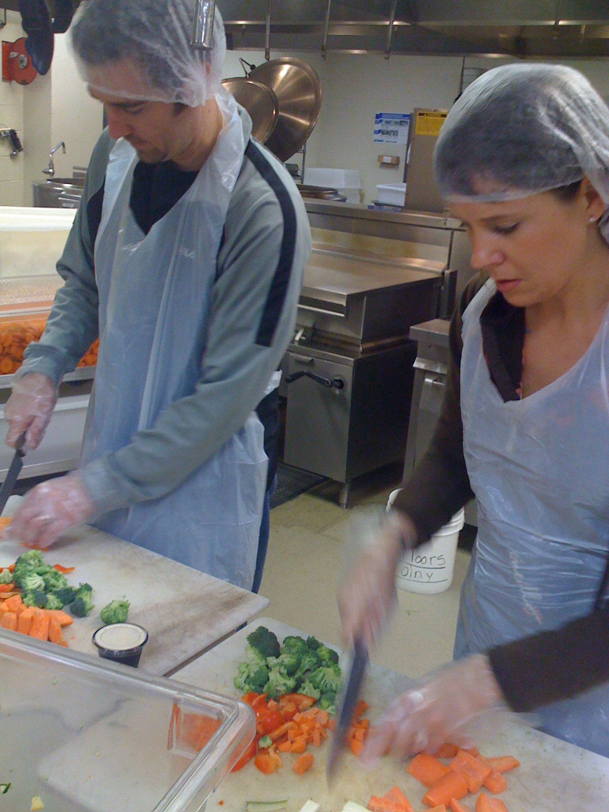 [Volunteering_husband+and+wife.jpg]