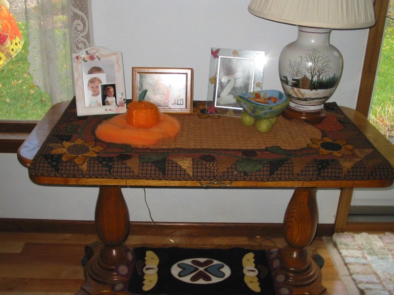 [Autumn+Table+Runner+made+1999+from+thimbleberry+pattern.JPG]