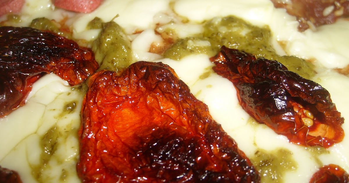 Bir Demet Fesleğen Pesto soslu, kuru domatesli pizza