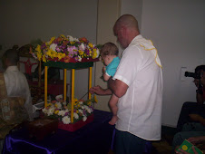 Meu pai e meu irmão Gabriel com uma flor do altar na mão.