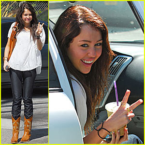 http://2.bp.blogspot.com/_7MjeWwl6bok/R9QwjLbH1qI/AAAAAAAAAJ8/pxSgPmRIuX0/s320/miley-cyrus-peace-sign.jpg