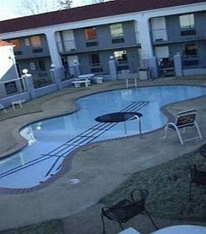 Foto de piscina em formato de violão