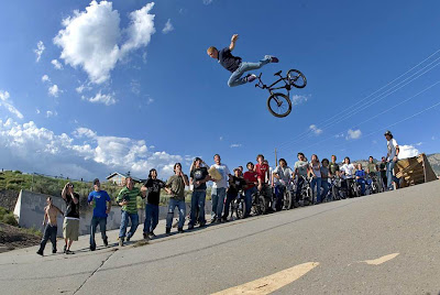 Garoto saltando de bicicross