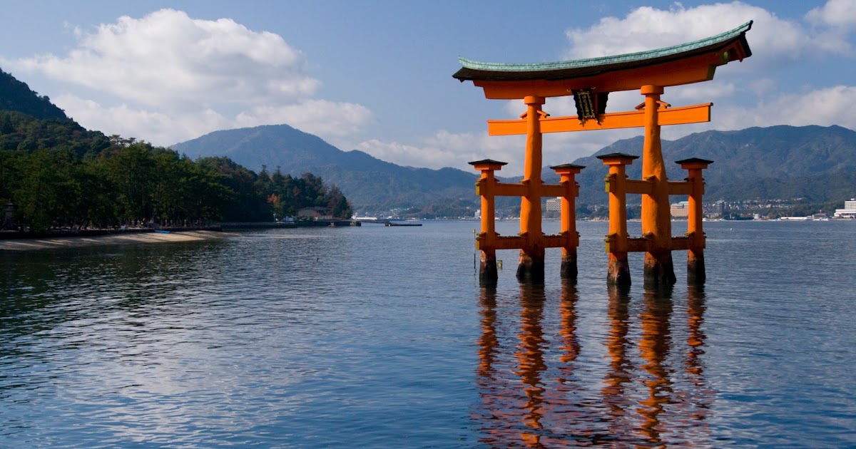 Floating Torii (Gate) to the Itsukumisha Shrine, Miyajima, Japan
