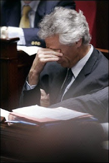 C'est dur d'être aimé par des cons Villepin pensif