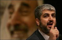 Mechaal sous un portrait de Cheikh Yacine, fondateur du Hamas Mechaal