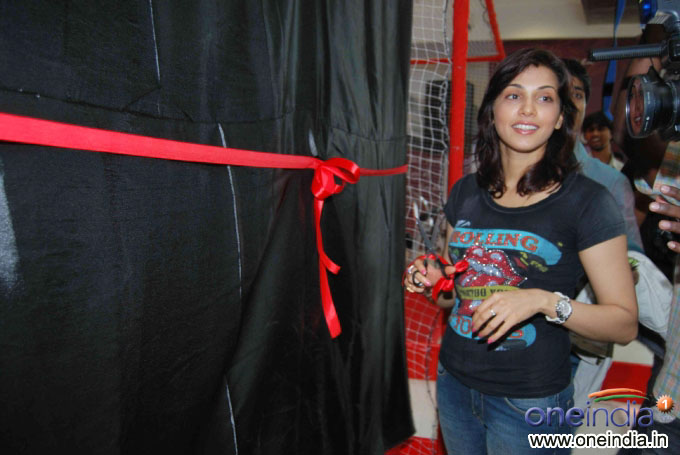 [isha-koppikar03.jpg]