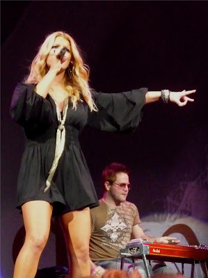 Jessica Simpson bu sefer mini etekli