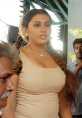 Namitha+Dress+Change+in+Caravan mms navel mms caravan cema masala caravan film youtube bathroom navel ...