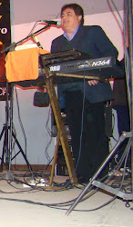 Kique "Teclado y director musical"