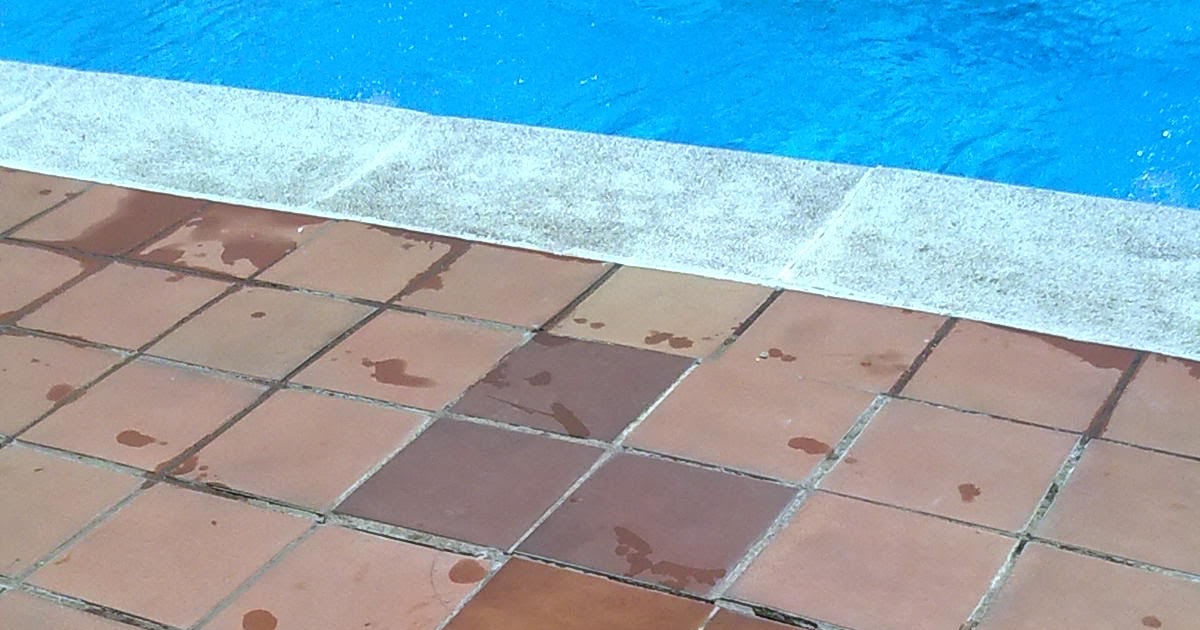 POPULARES DE GUAREÑA: BALDOSAS QUE RESBALAN EN LA PISCINA MUNICIPAL