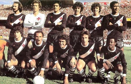 GOLEIRO LEÃO DE BRANCO,COM A CAMISA DO VASCO.