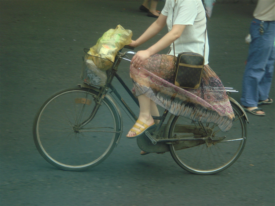 [WOMAN+ON+BIKE+WITH+SANDLE.jpg”><img decoding=]